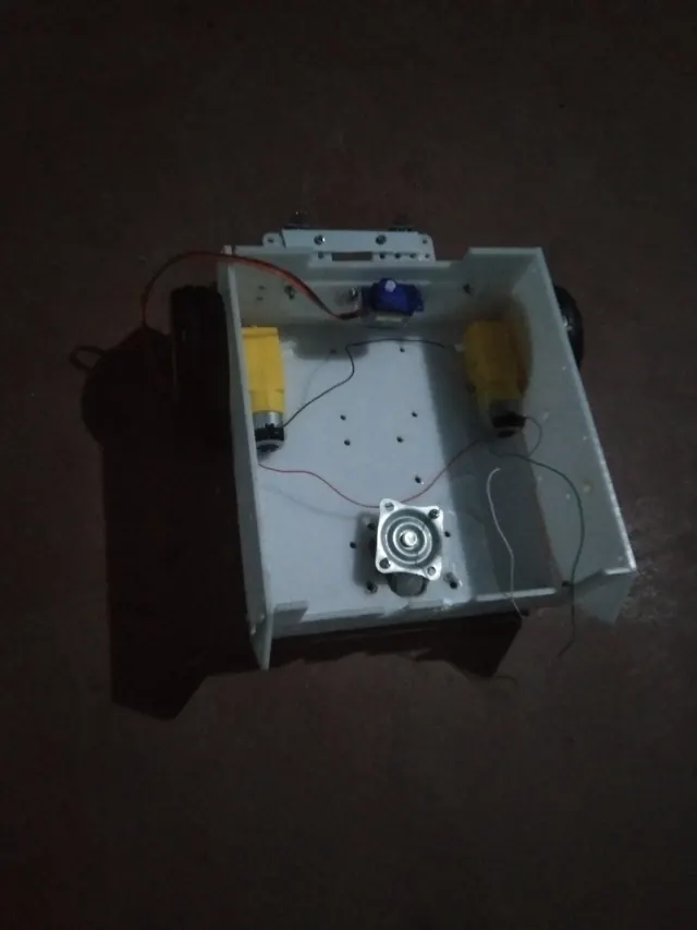 Robot base plate with geared motors and wheels fitted